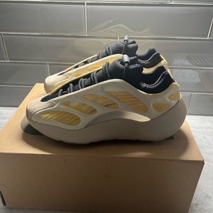 Yeezy 700 V2